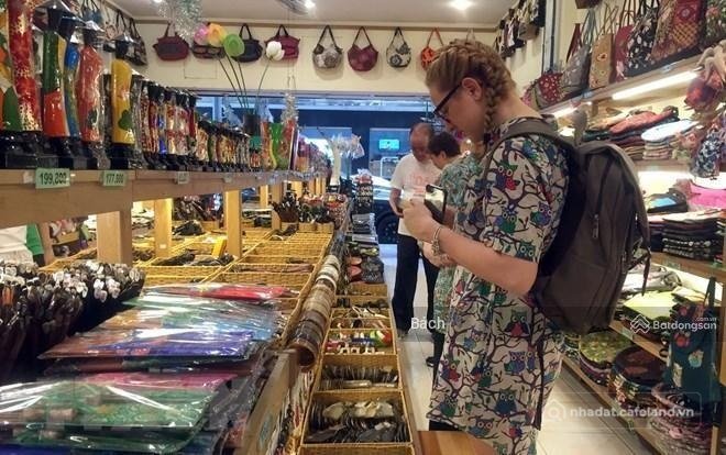 Mặt bằng: Cho thuê cửa hàng mặt phố Chùa Láng, diện tích 130m2, MT 10m, giá 100t