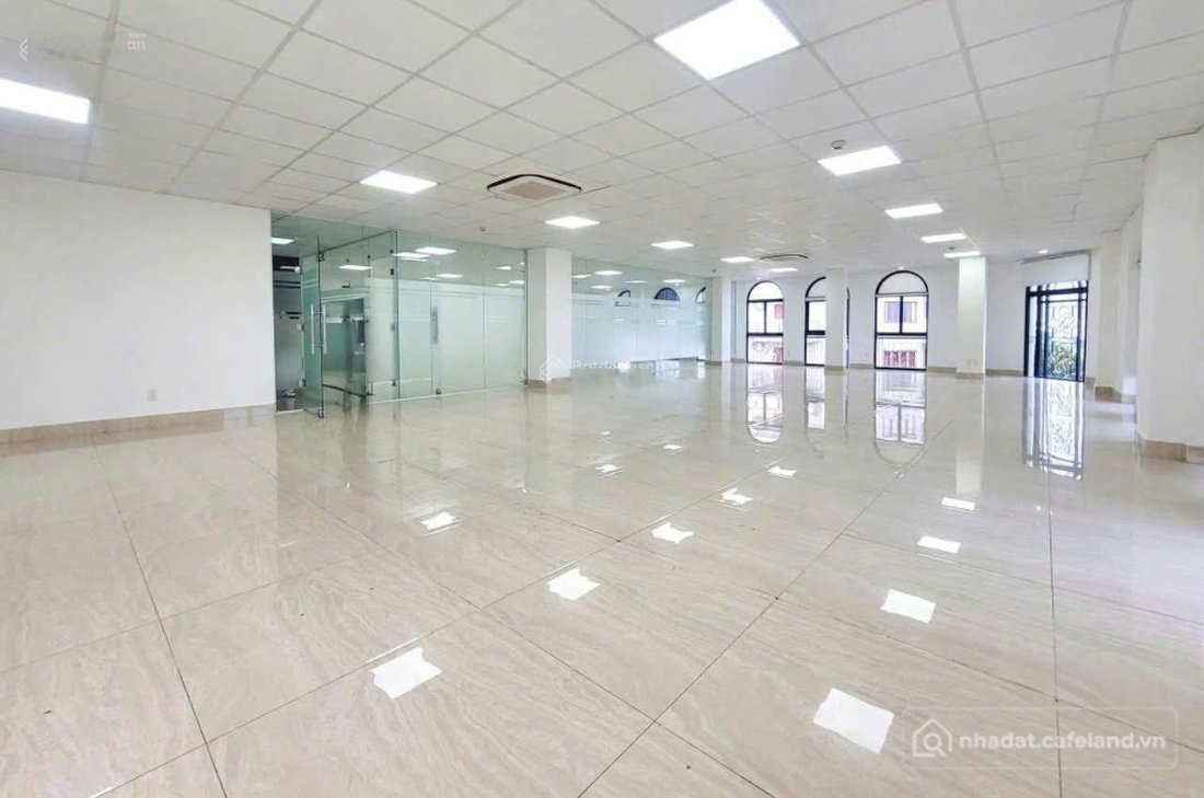 Văn phòng: Toà nhà văn phòng mới xây dựng mặt tiền trung tâm Quận 5