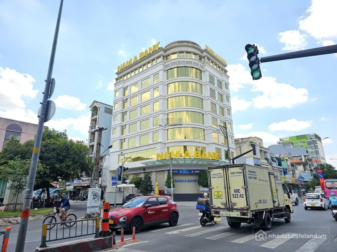Nhà riêng: Góc ngã tư Trần Hưng Đạo, ngang 18m, 600m², 4 tầng thang máy