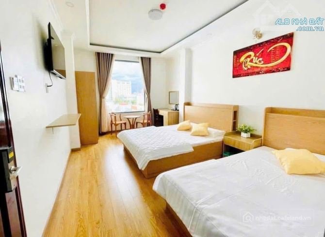Bán nhà hàng - Khách sạn: Bán khách sạn 6 lầu 23p đang kinh doanh tốt ngay trung