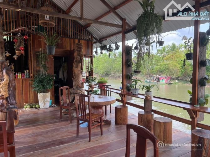Bán nhà hàng - Khách sạn: BÁN ĐẤT CÓ SẴN KHU NHÀ HOMSTAY XỊN SÒ ĐỐI DIỆN TÂN CẢN