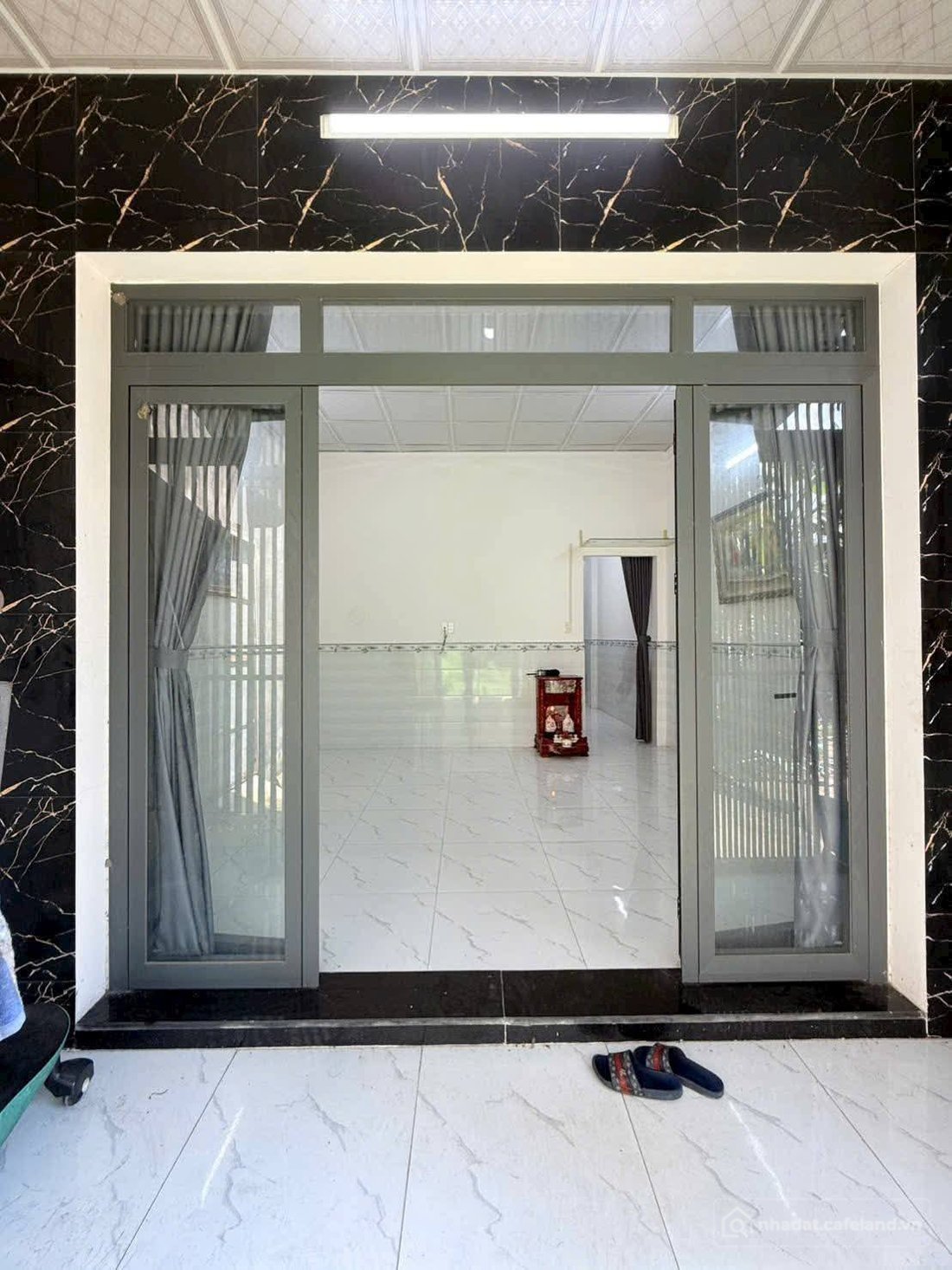 Cho thuê nhà riêng: Nhà riêng: Cho thuê nhà 1 phòng ngủ, 4m x 13m, gần Ngã tư Ga