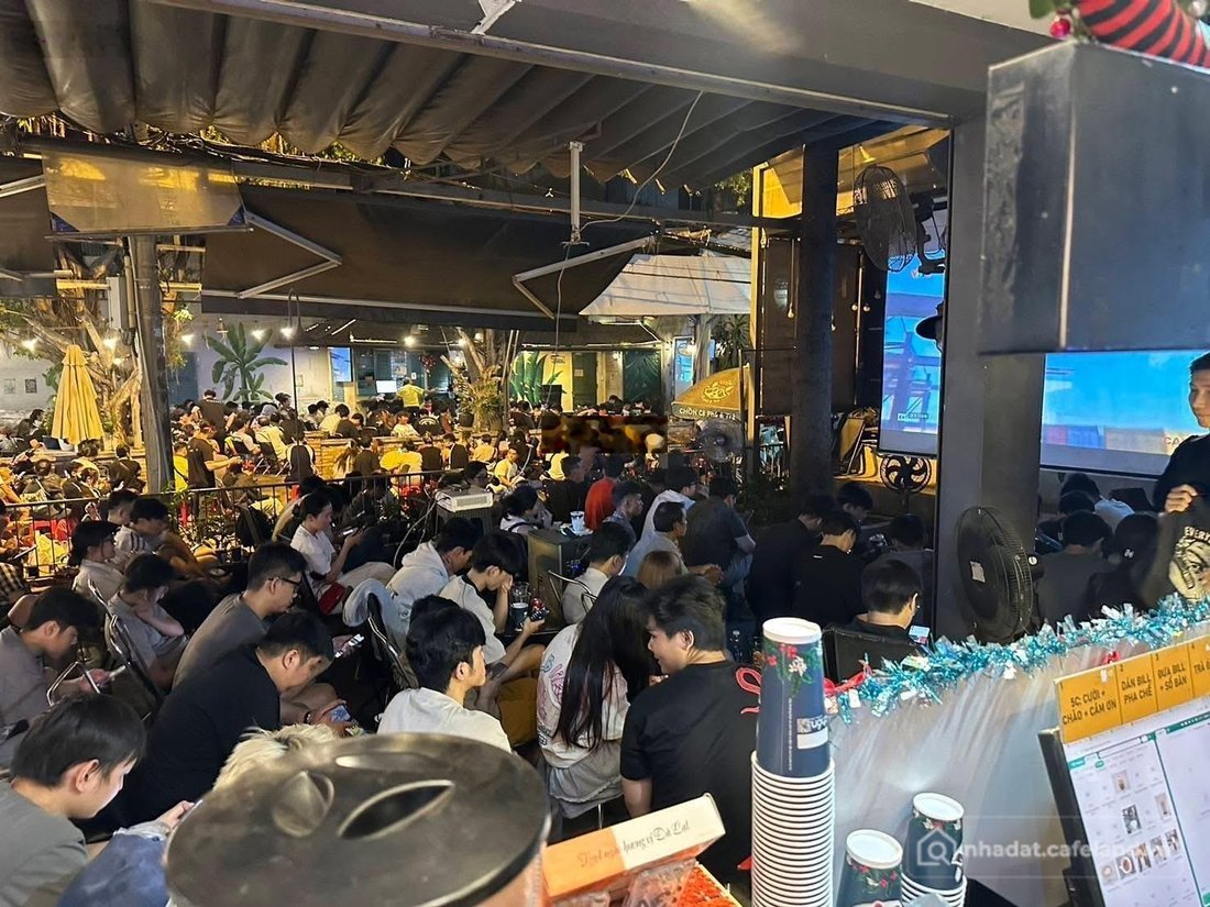 Cho thuê mặt bằng: Cho thuê mặt bằng: Mặt bằng: Sang quán Cafe 300m2 căn góc Lê