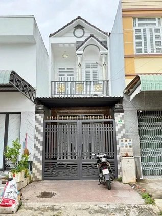 Cho thuê mặt bằng: Cho thuê mặt bằng: Nhà 1 trệt 1 lầu 4 ng ngủ, sân đậu ô tô đư