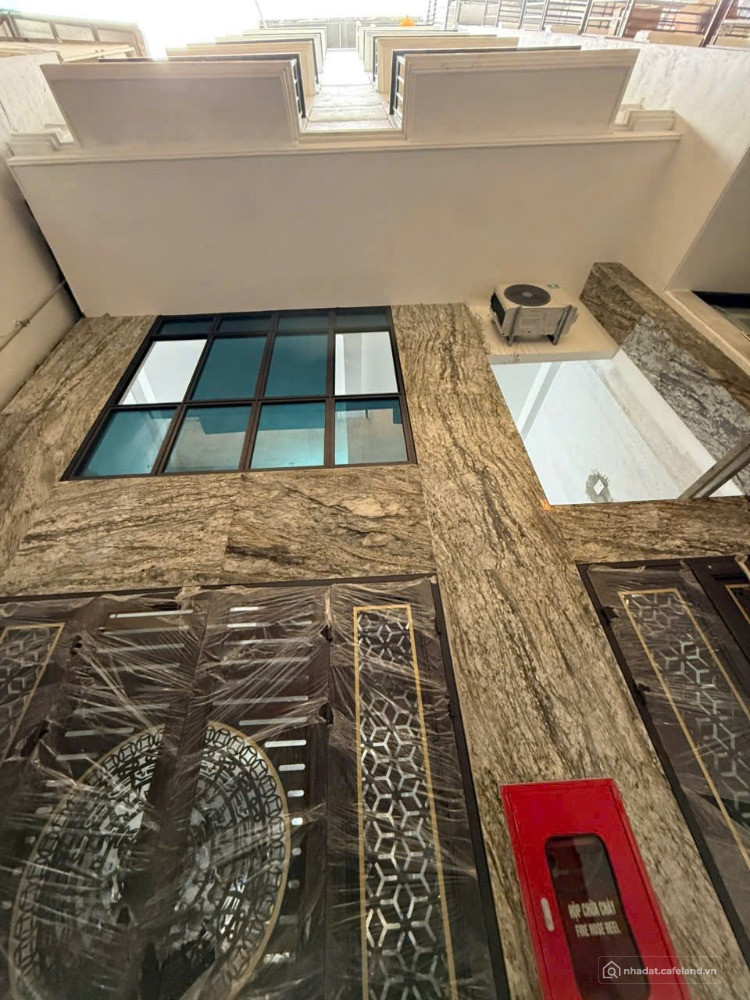 Bán toà nhà dòng tiền 100m2 8 tầng 32 phòng mới dòng tiền 2 tỷ/năm