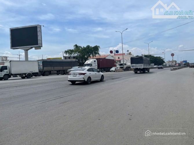 Bán kho, nhà xưởng: B.án Quỹ đất. 30.000m2( 3 ha). 2 mặt tiền trước sau . Gần s