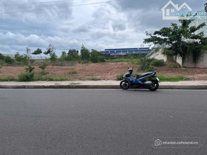 Bán kho, nhà xưởng: B.án nhanh lô đất SKK. Sổ Sẵn. Đóng thuế hàng năm thời hạn