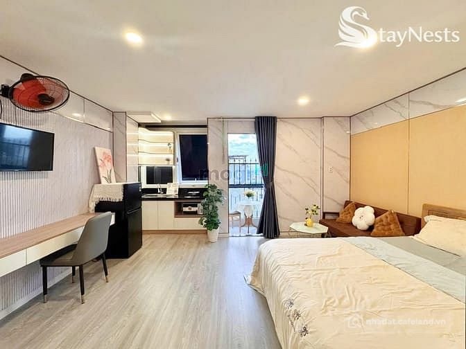 Nhà hàng - Khách sạn: Studio ban công có thang máy nằm ngay trên trục đường Lê T
