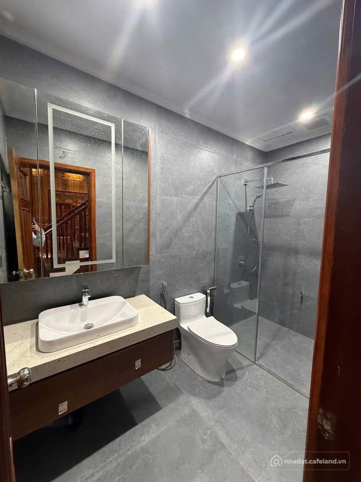 Nhà riêng: Cho thuê nhà nguyên căn 3 tầng gần sân bay Vinh