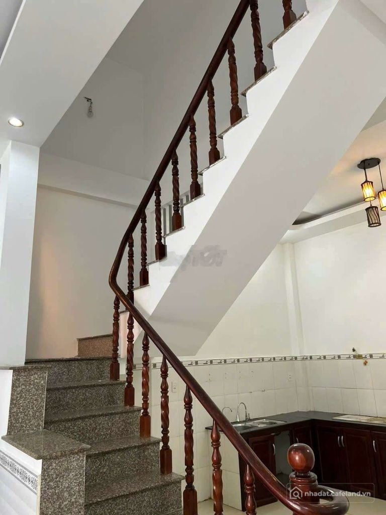 Nhà riêng: Cho thuê nhà nguyên căn 1 trệt 1 lầu, dt 5×12 có 2pn,2wc. hẻm xe hơi
