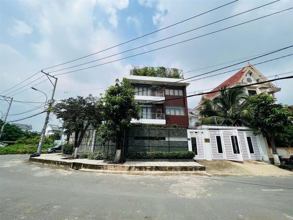 Biệt thự góc 3 mặt tiền 19x20m có hầm hồ cá koi, hồ bơi, thang máy khu biệt thự nam long q12