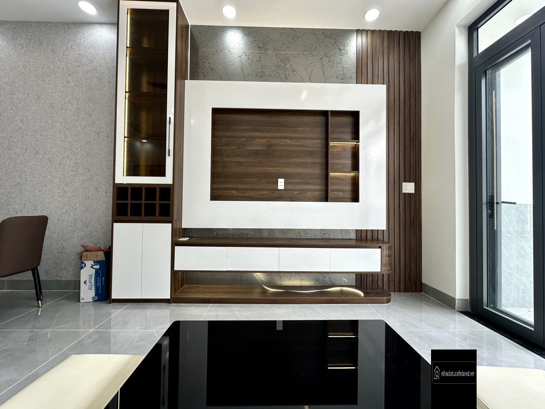 bán nhà gần cầu lớn 6x14m, đường nhựa 6m thuộc kdc, nhà 4PN, sổ hồng riêng