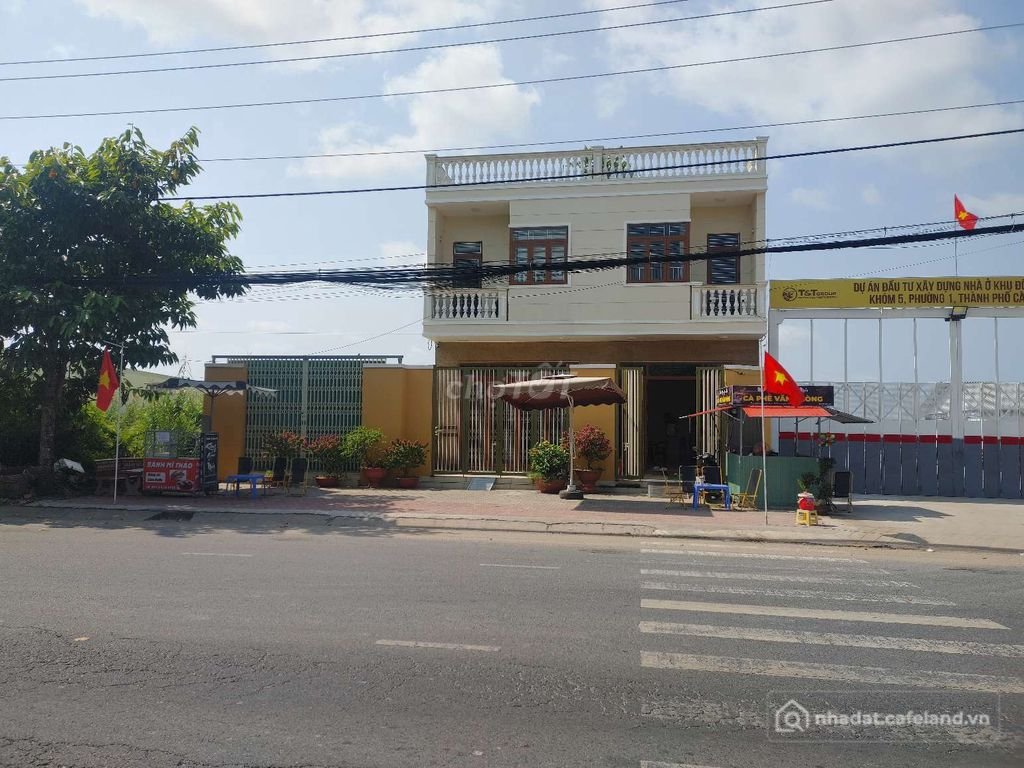 Mặt bằng: Cho thuê nhà nguyên căn với hè bên trái (2 mặt tiền)
