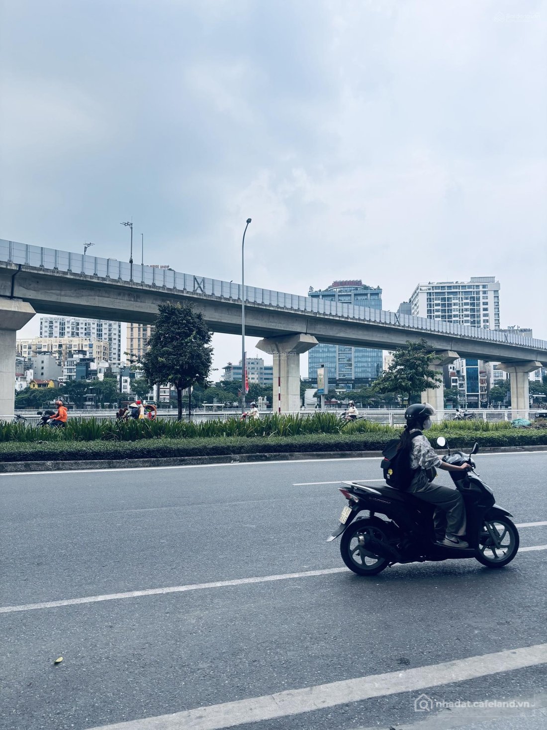 Văn phòng: Tòa mặt phố Hoàng Cầu trống tầng 2 cho thuê 180m2 thông sàn 28tr/th,