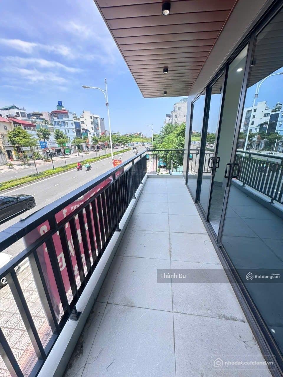 Văn phòng: Cho thuê mặt bằng văn phòng , mặt phố thang máy ngọc thuỵ bồ đề 120m2