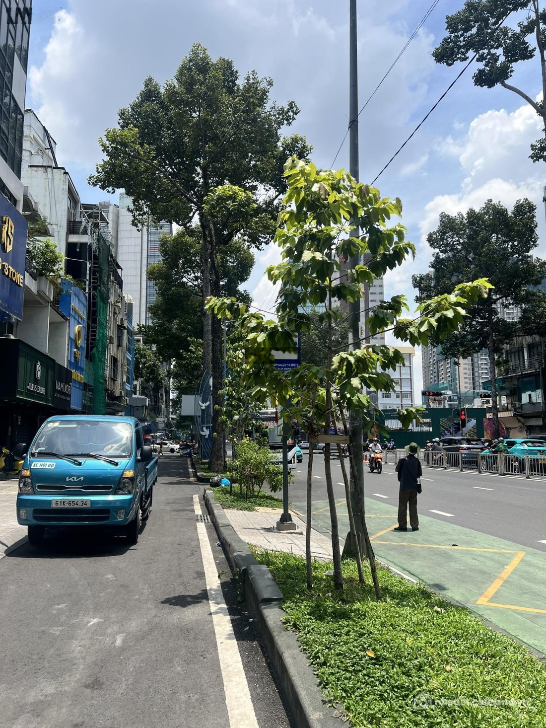 Nhà riêng: Cho thuê tòa nhà Trần Hưng Đạo (397,8m2), thang máy riêng từng tầng,