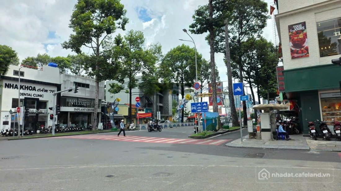 Nhà riêng: Góc Ngã Tư Trần Hưng Đạo Yersin Ngang 10m 300m2 Vòng Xoay Bến Thành