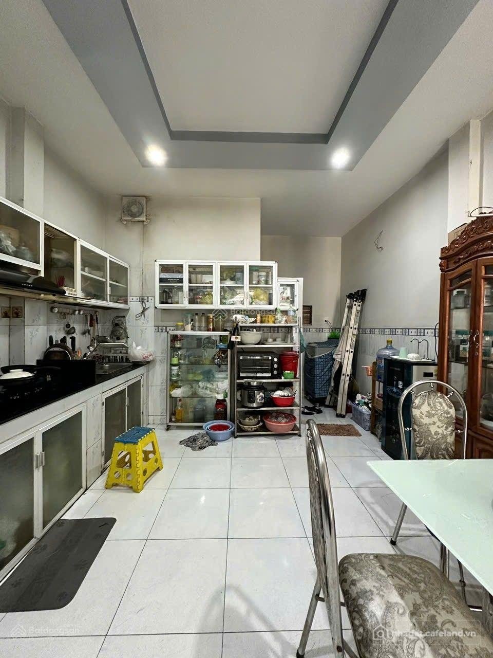 Nhà riêng: Cho thuê nhà HXH Huỳnh Thị Hai 3 tầng. 4 PN. 4 WC nội thất cơ bản. Kh