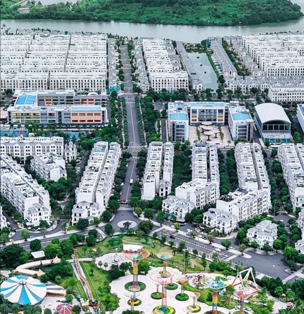 Nhà riêng: Cho thuê nhà mặt phố Vinhomes Grand Park 126m. Giá thuê chỉ: 44 triệu