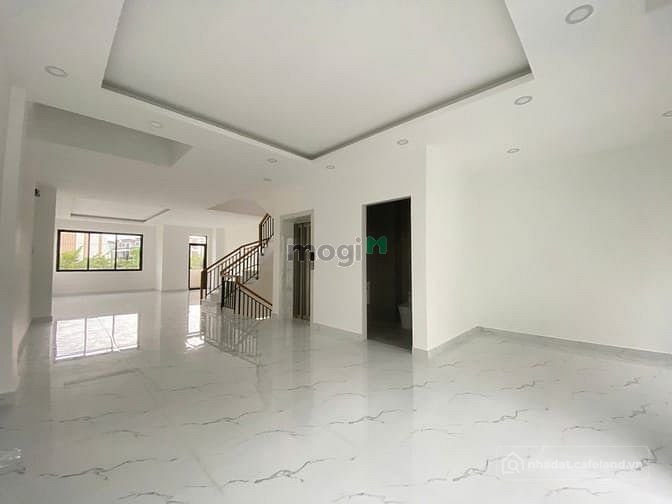Văn phòng: Cho thuê nguyên sàn Tầng 1, 120m2, thang máy, ngay shophouse T&T