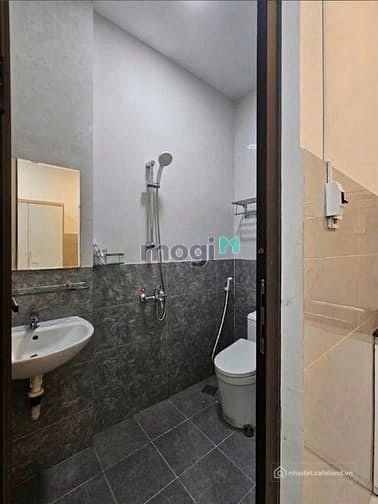 Biệt thự: Căn hộ ngay đường D2 sát bên đh ngoại thương,uth full nội thất bacolớn