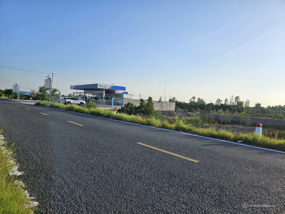 Bán đất mặt tiền cạnh cây xăng. Diện tích 2700m2. Giá tốt 3,5 tỷ