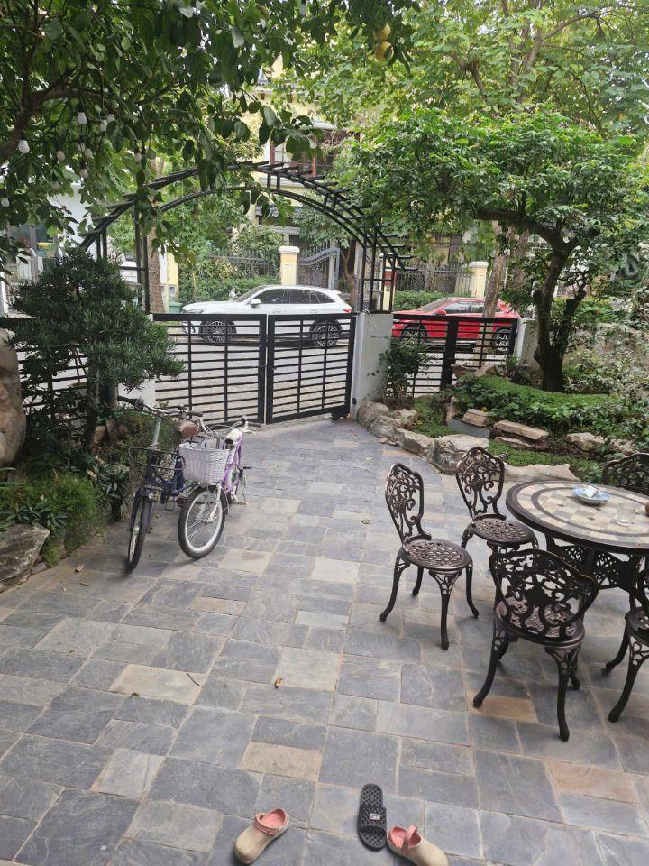 Bán biệt thự mặt hồ Vinhomes Thăng Long, 200m2 full đồ xịn xò, giá nhỉnh 43 tỷ