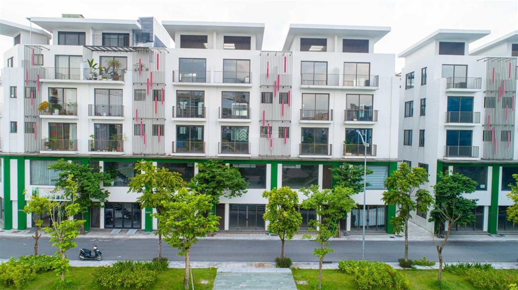 Cần chuyển nhượng căn 99,2m2, mt 6,2m gần bệnh viện, ô tô đỗ cửa tiện kd, vp ở. 0965 855 ***