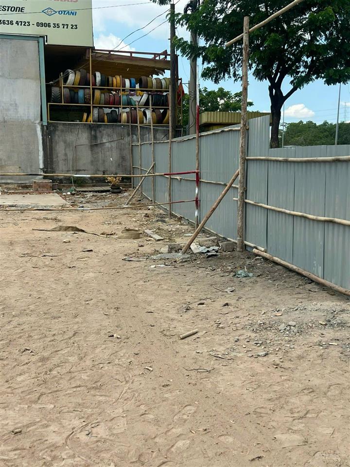 Cần tiền muốn bán đất để lo gđ. tổng dt đất 1.700m2 giá 60tr/m2, dt 36 x 48m. 0985 807 *** vy