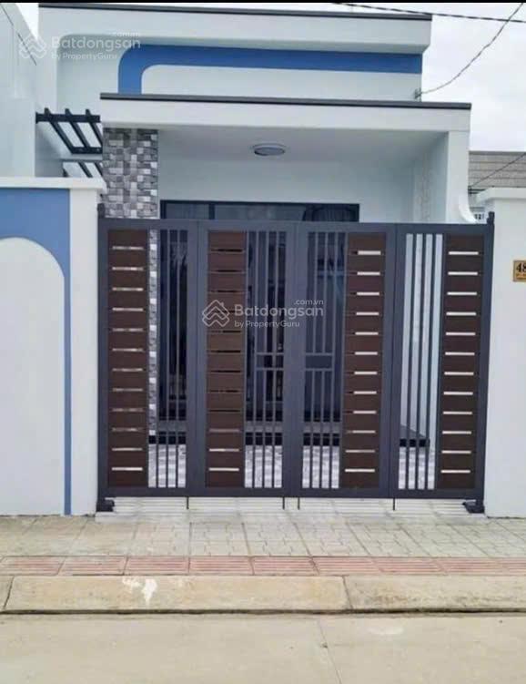 Cần bán gấp căn nhà mới xây nằm ngay cây xăng thạnh phú, sổ hồng riêng thổ cư