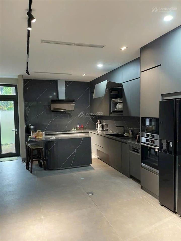 Cần tiền gấp bán nhanh shophouse đường 40m 35 tỷ 128m2 0978 025 ***