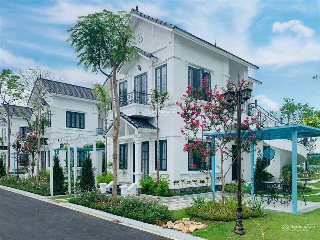 Tôi cần bán gấp biệt thự vườn vua bt8, sổ đỏ, bàn giao full nội thất, giá 6,8 tỷ 0912 256 ***