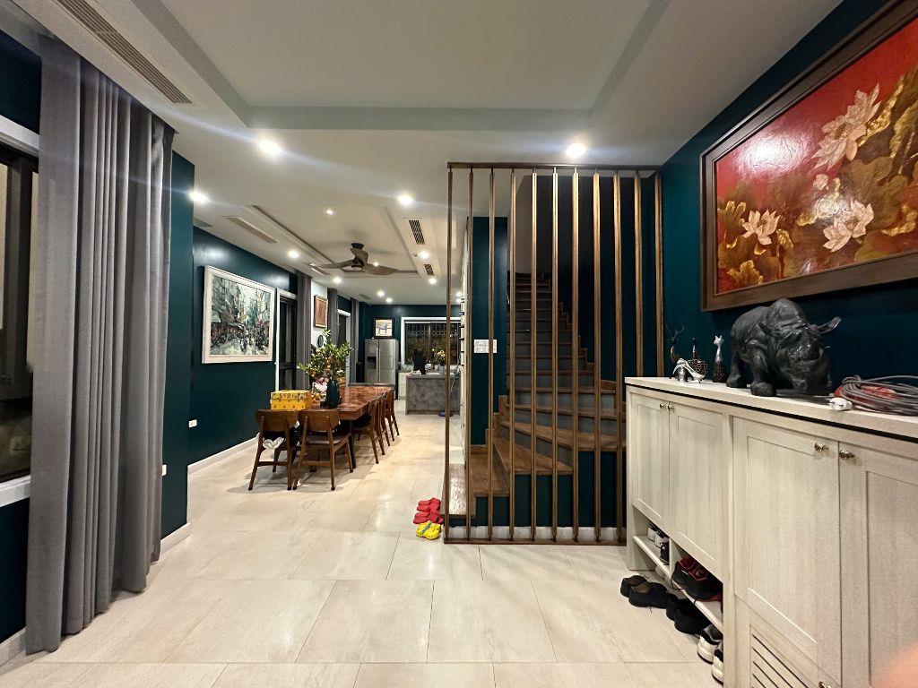 Bán gấp biệt thự 130m2 Vinhomes Thăng Long, hoàn thiện đẹp, giá chỉ 27.9 tỷ