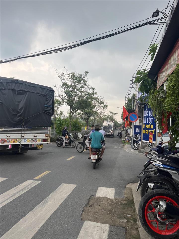 Nhà 2 mặt tiền đường 9m nhựa thông đang kinh doanh thuốc tây. cần bán
