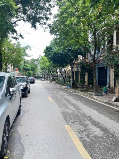 Bán nhà mặt ngõ ô tô tránh phố nghĩa đô, cầu giấy. dt 60m2 x 5t, mt 5m. nhà 2 thoáng, gần mặt phố