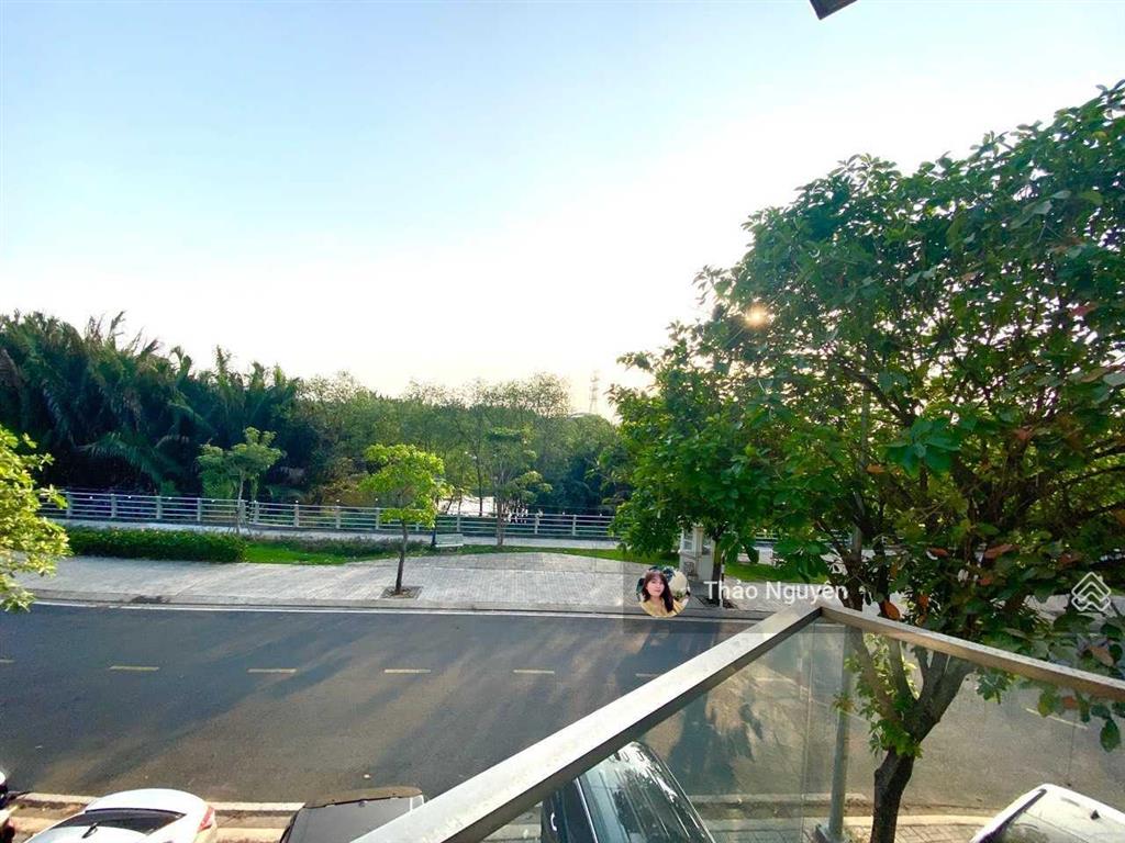 Chính chủ cần bán gấp nhà phố view sông mặt tiền 17 tỷ view sông căn bìa thoáng mát 0979 940 ***