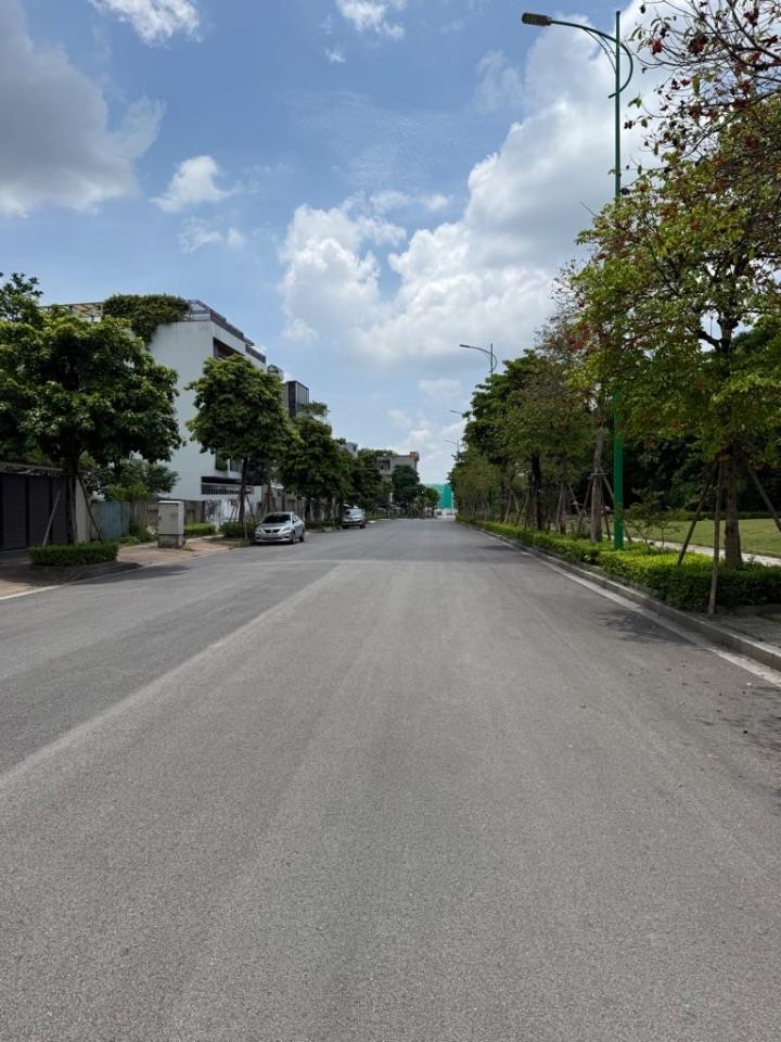 Bán Đất Ngọc Thụy Long Biên, 97m2, Ô Tô Thông, Giá hơn 18 tỷ.