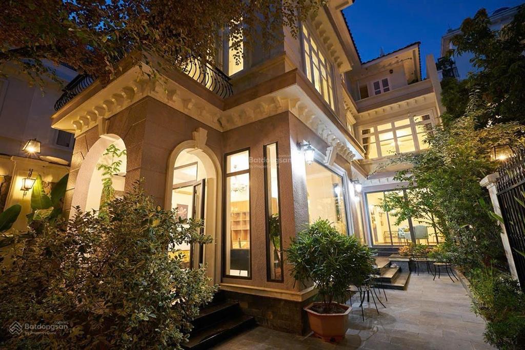 Bán biệt thự cầu giấy, 250m2, 4 tầng, lô góc, vỉa hè 3m, khu đô thị dịch vọng, giá 124 tỷ