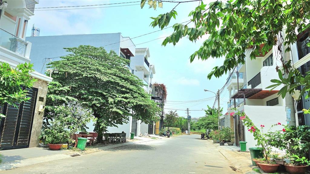 Bán đất bưng ông thoàn, phú hữu q9. dt 70m2, hướng đông nam, đường 10m thông