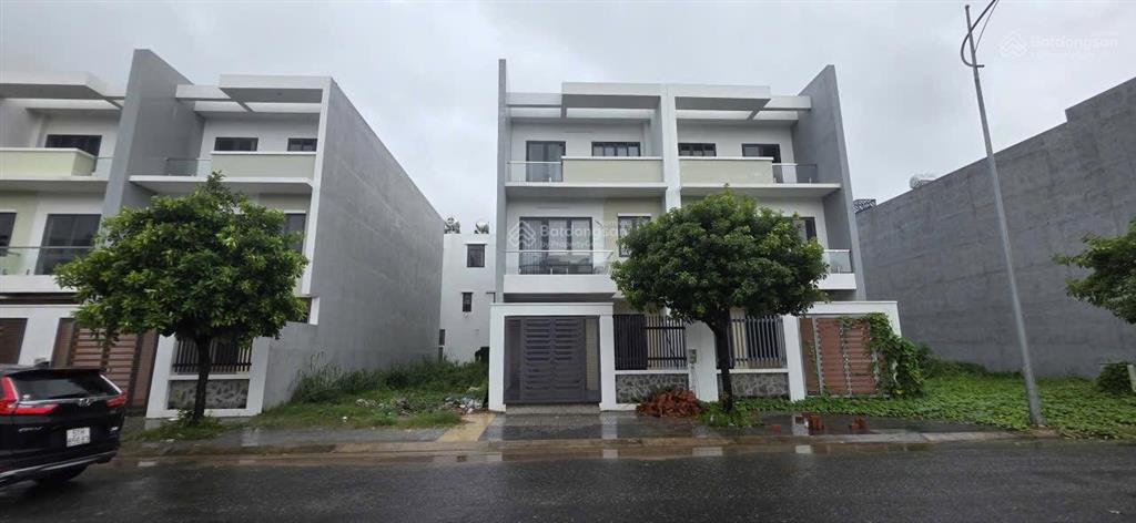 Bán gấp căn nhà phố bà rịa 120m2 xây 1 trệt 2 lầu có sổ hồng 5,4 tỷ. phạm yến 0775 707 ***