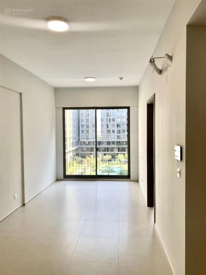 Bán căn 59m² view trực diện hồ bơi lớn, giá 2.8 tỷ (102%), sổ hồng sẵn, sẵn giường tủ