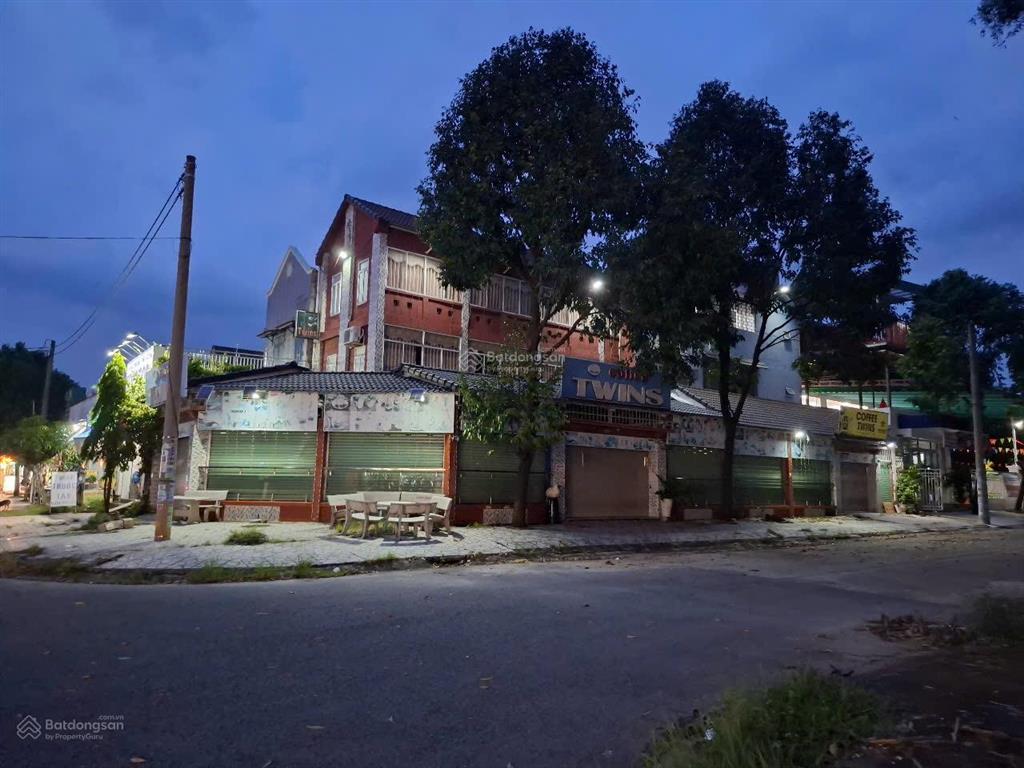 Bán đất và nhà 3 tầng lô góc 300m2 đường chính dk5a đối diện công viên mỹ phước 3