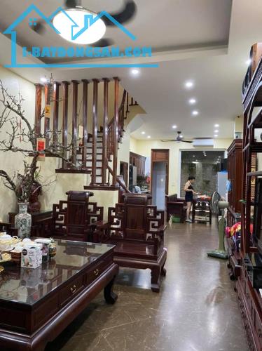 Nhà 4 tầng phố Vũ Thạnh gần Giảng Võ Dt 44m2 x4 tầng Mt 4m giá 5,5 tỷ Lh 0913895929
