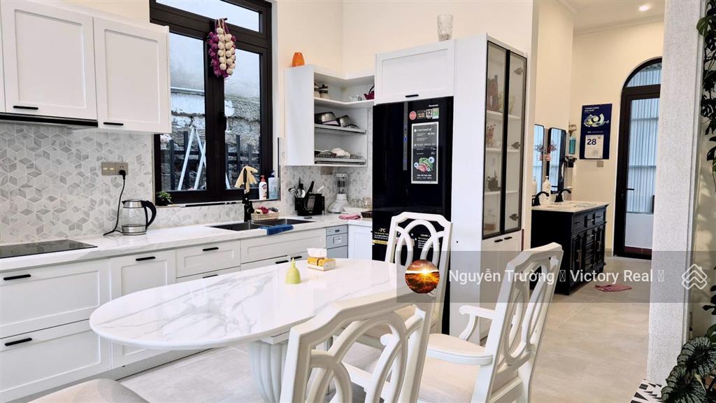 Villa siêu đẹp 100%, xây theo kiến trúc hiện đại tặng full nội thất, gần ngay tt thành phố