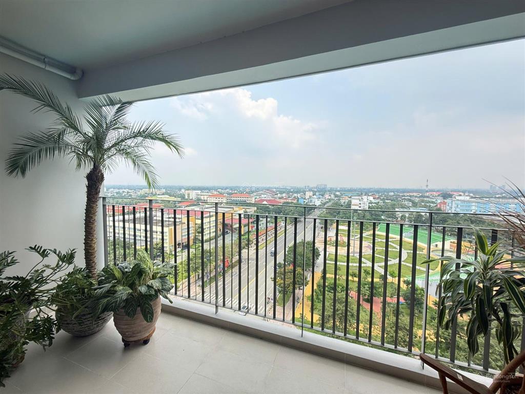 Bán 3pn 113m2 giá 4,69 tỷ, sẵn sổ hồng, sẵn giường tủ, view ủy ban, tầng cao, nhà mới 100%