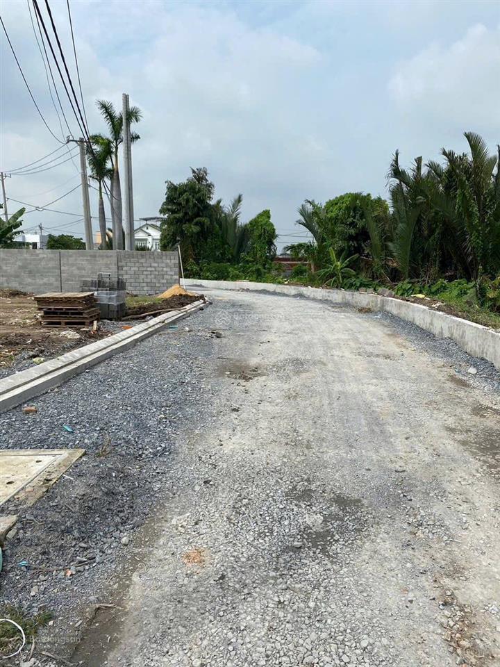 Bán đất 162m². mặt tiền kênh rạch gia vườn lài. đang làm mở rộng đường rất đẹp. 6,5 tỷ