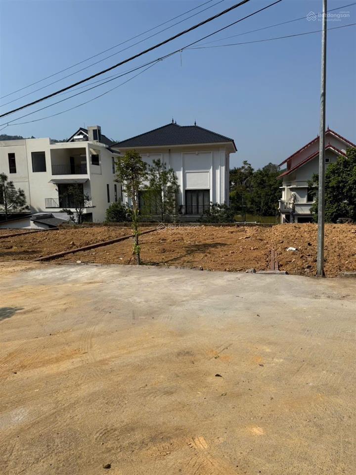 Bán đất cạnh hồ, ủy ban nay là xã phú cát 150m2 thổ cư 100% giá quanh 4.05 tỷ 0977 514 ***