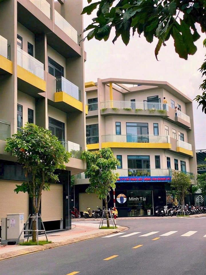 Nhà mới nhận lộc vàng chỉ 7.744 tỷ, xây dựng sẵn 1 trệt 3 lầu bcons uni valley bcons city tphcm