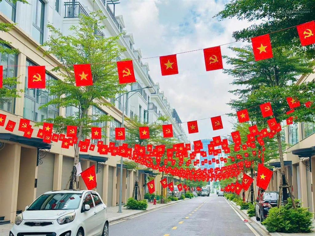 Căn liền kề giá 5,8 tỷ, nổi bật 83,75m², xây 5 tầng, có gara oto