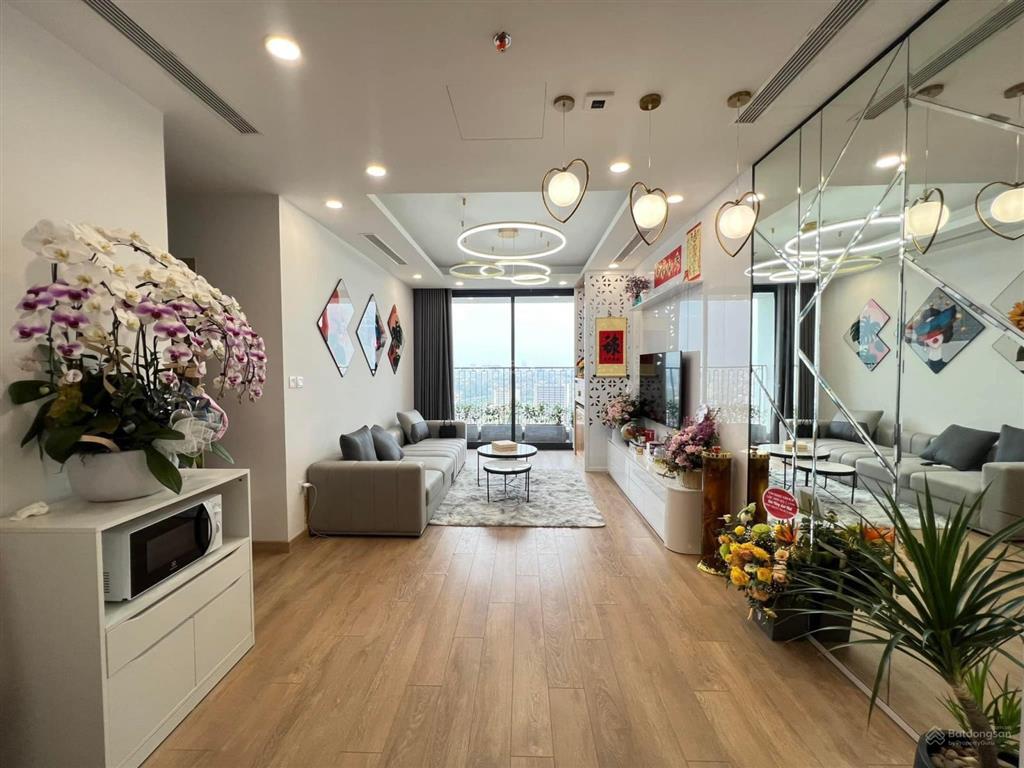 Chính chủ cần bán sớm ch 3pn 93m2 đồ cơ bản tại rose town 79 ngọc hồi chỉ 6.050 tỷ. 0828 101 ***